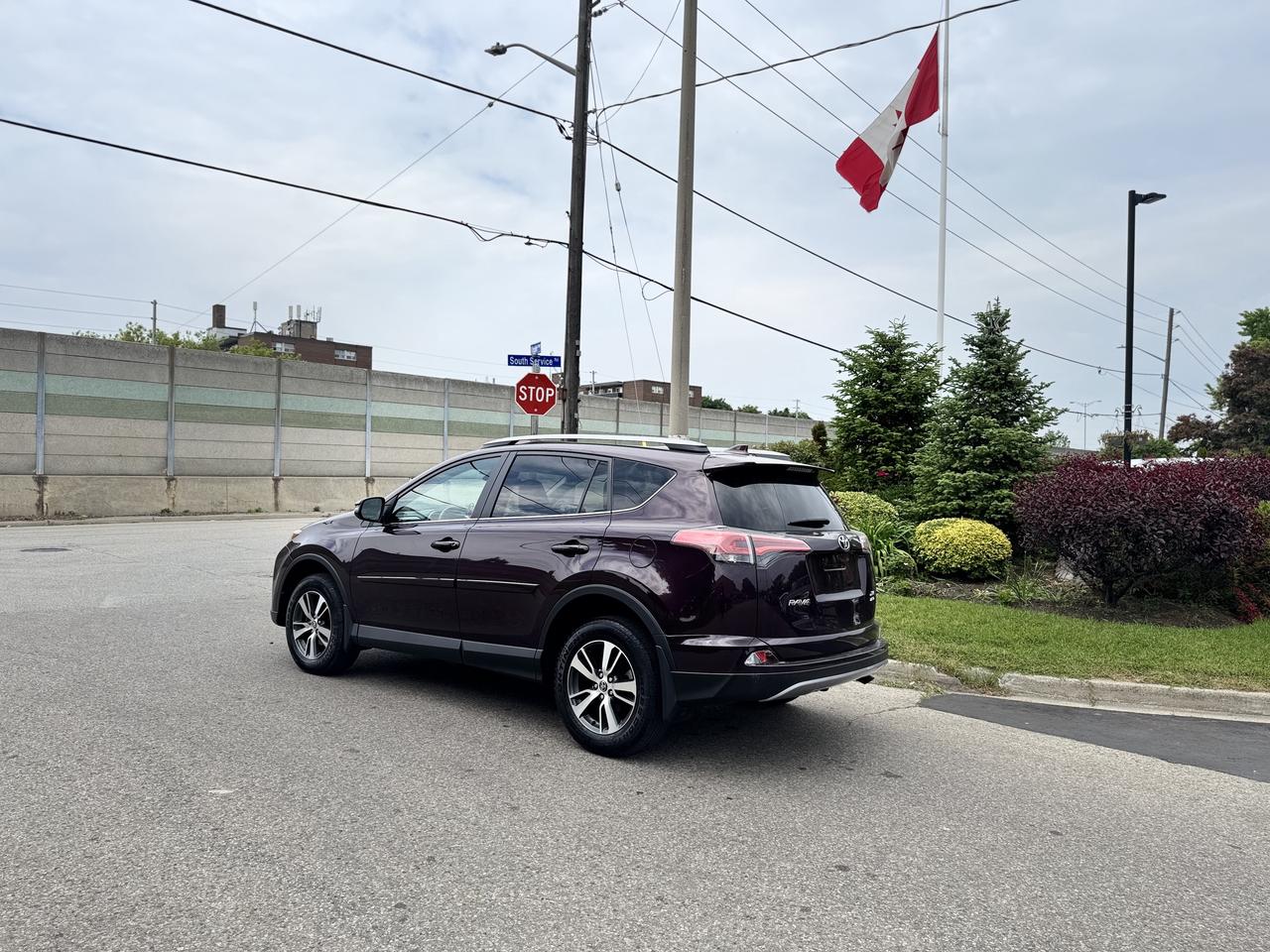 2017 Toyota RAV4 AWD XLE   LOW KMS! Photo