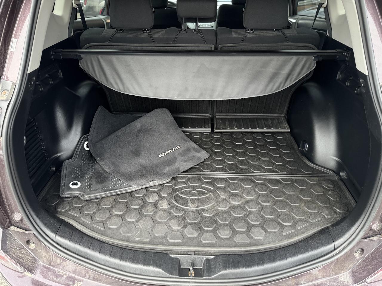 2017 Toyota RAV4 AWD XLE   LOW KMS! Photo