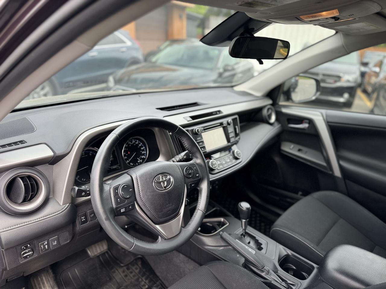 2017 Toyota RAV4 AWD XLE   LOW KMS! Photo