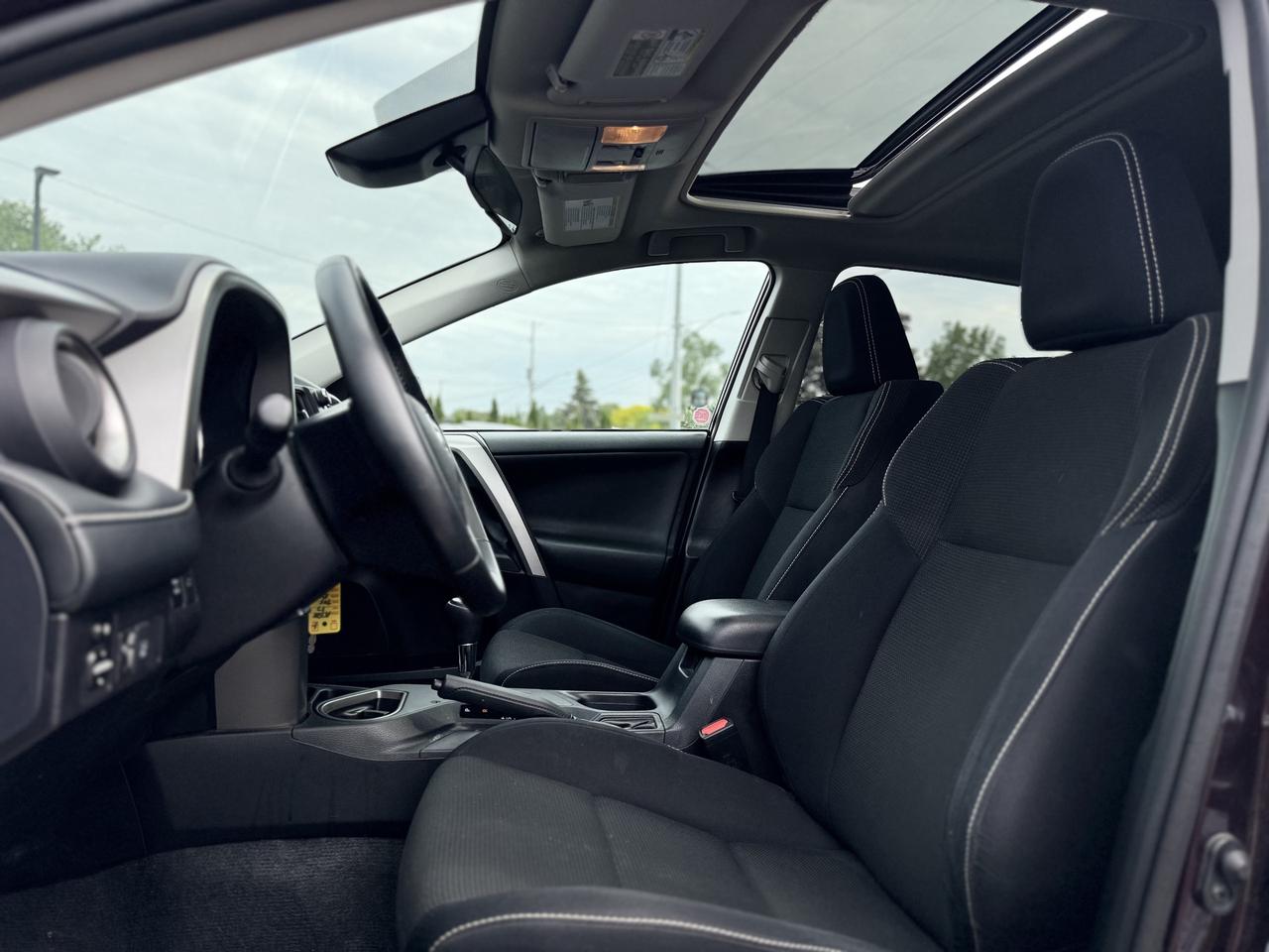 2017 Toyota RAV4 AWD XLE   LOW KMS! Photo