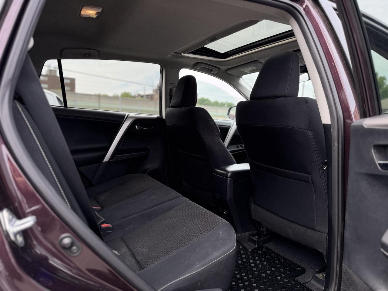 2017 Toyota RAV4 AWD XLE   LOW KMS! Photo