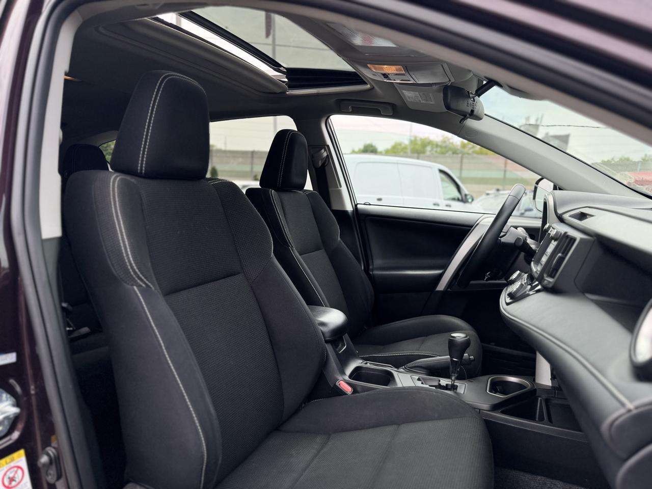 2017 Toyota RAV4 AWD XLE   LOW KMS! Photo