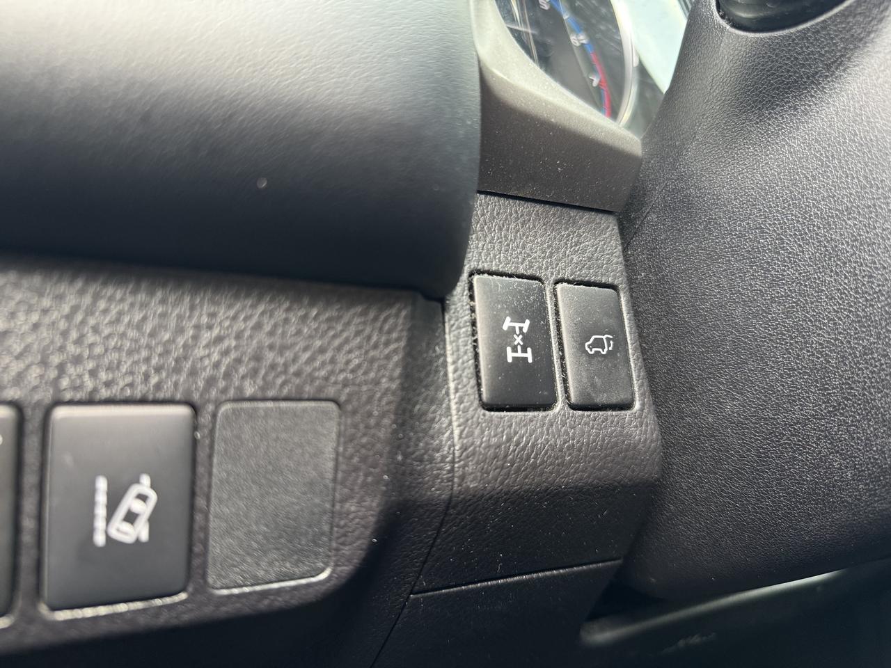 2017 Toyota RAV4 AWD XLE   LOW KMS! Photo