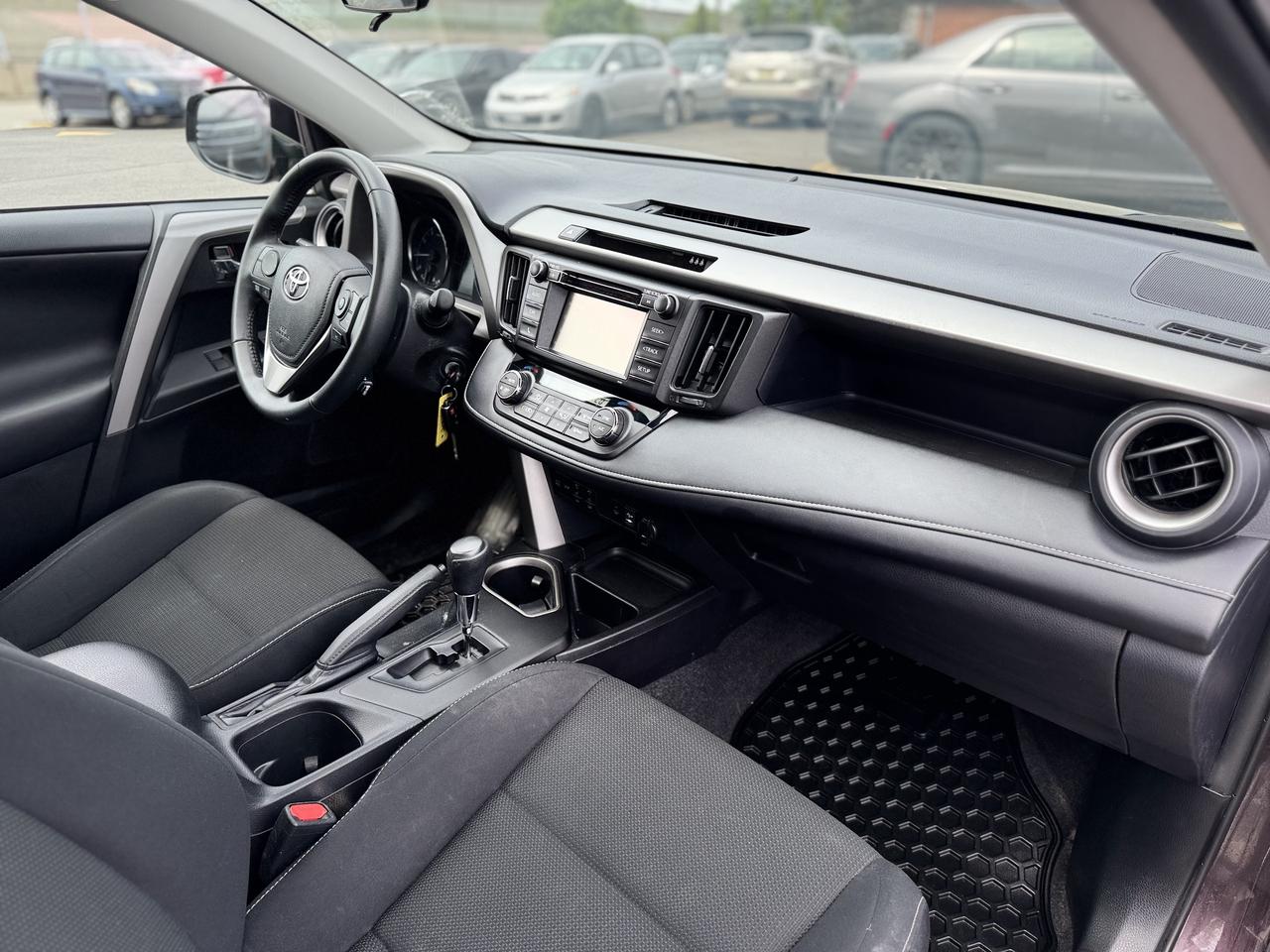 2017 Toyota RAV4 AWD XLE   LOW KMS! Photo