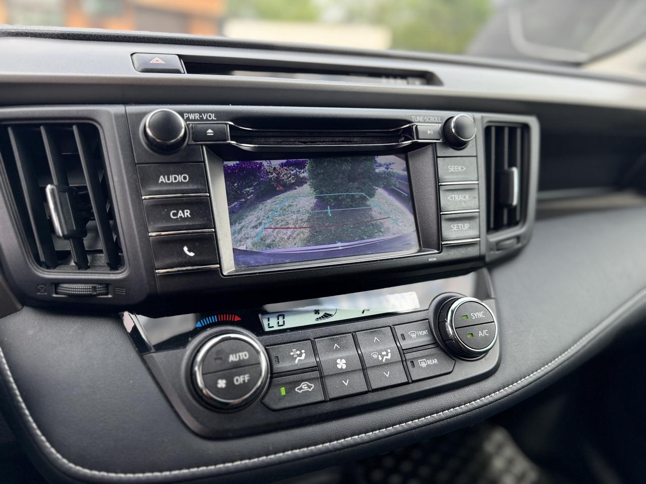 2017 Toyota RAV4 AWD XLE   LOW KMS! Photo