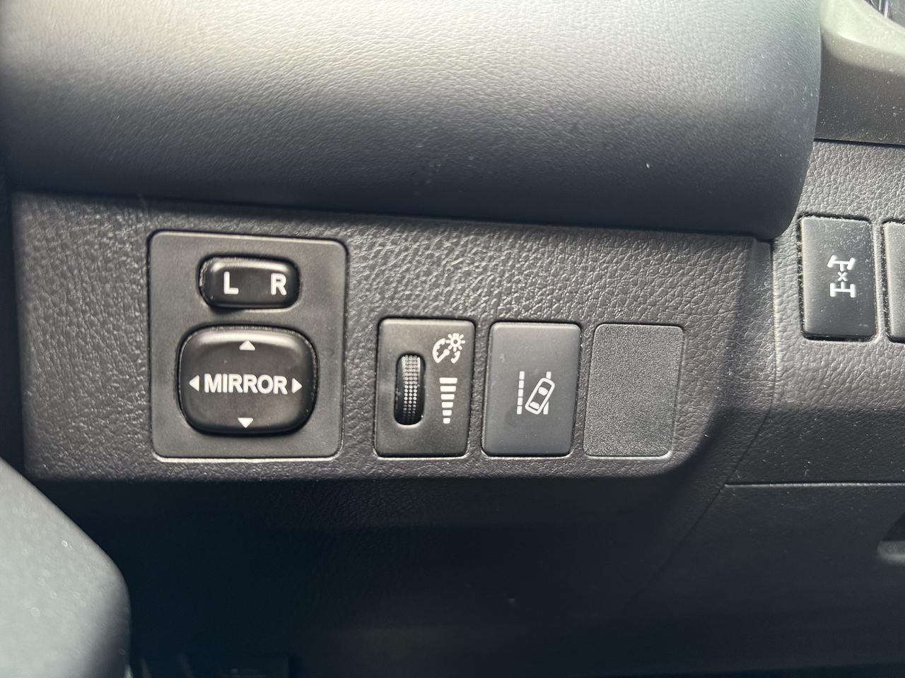 2017 Toyota RAV4 AWD XLE   LOW KMS! Photo