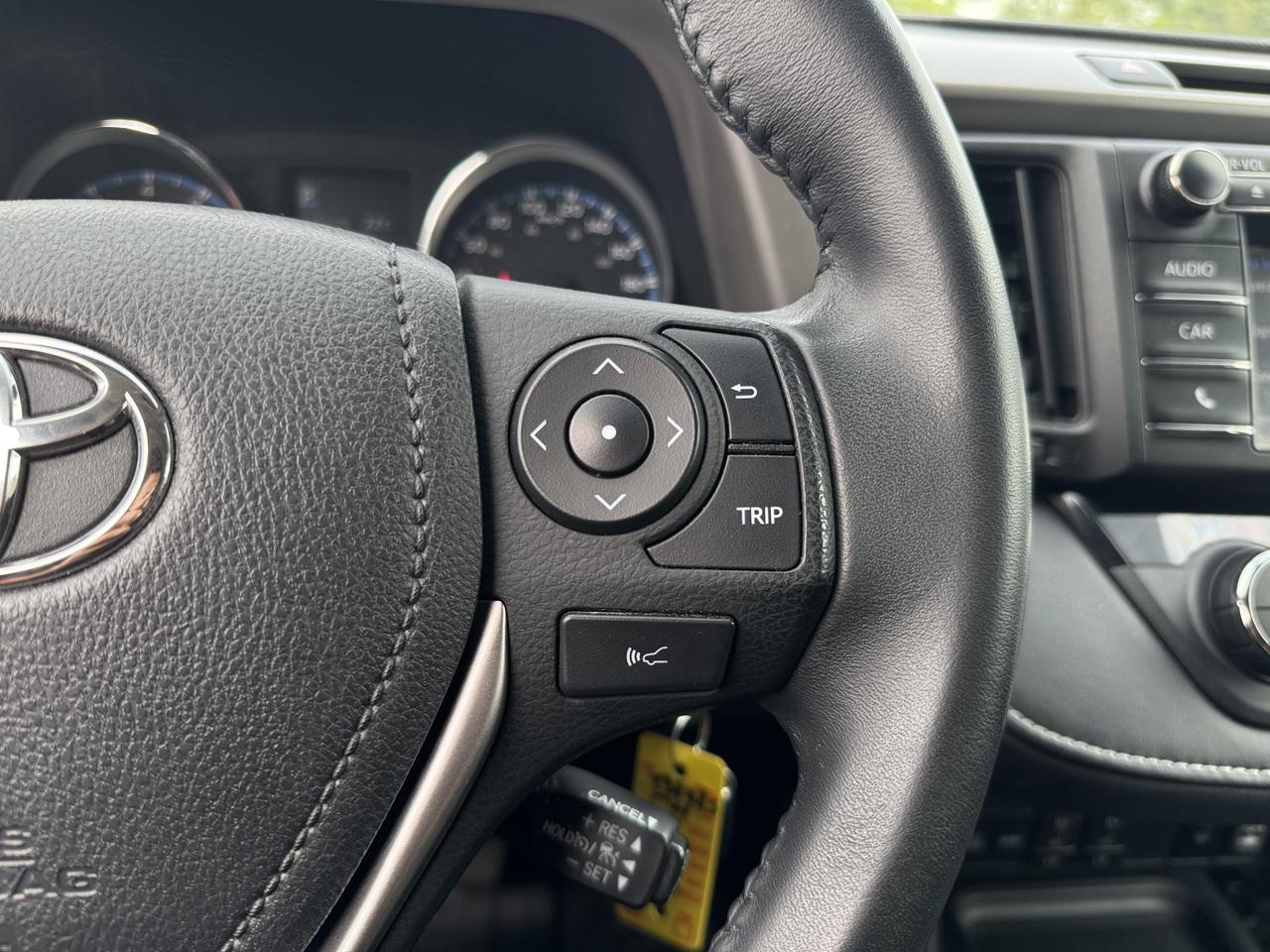 2017 Toyota RAV4 AWD XLE   LOW KMS! Photo