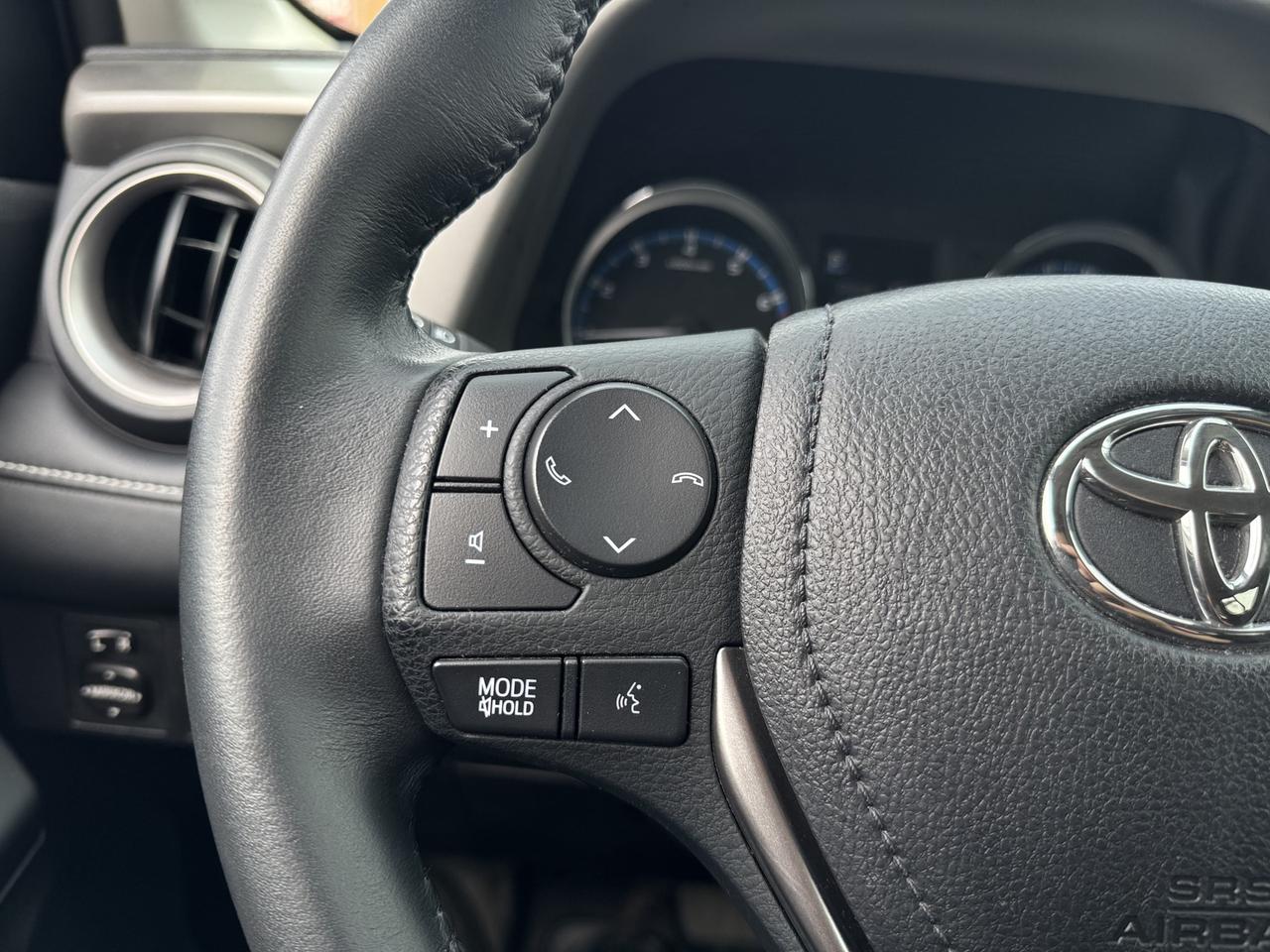 2017 Toyota RAV4 AWD XLE   LOW KMS! Photo