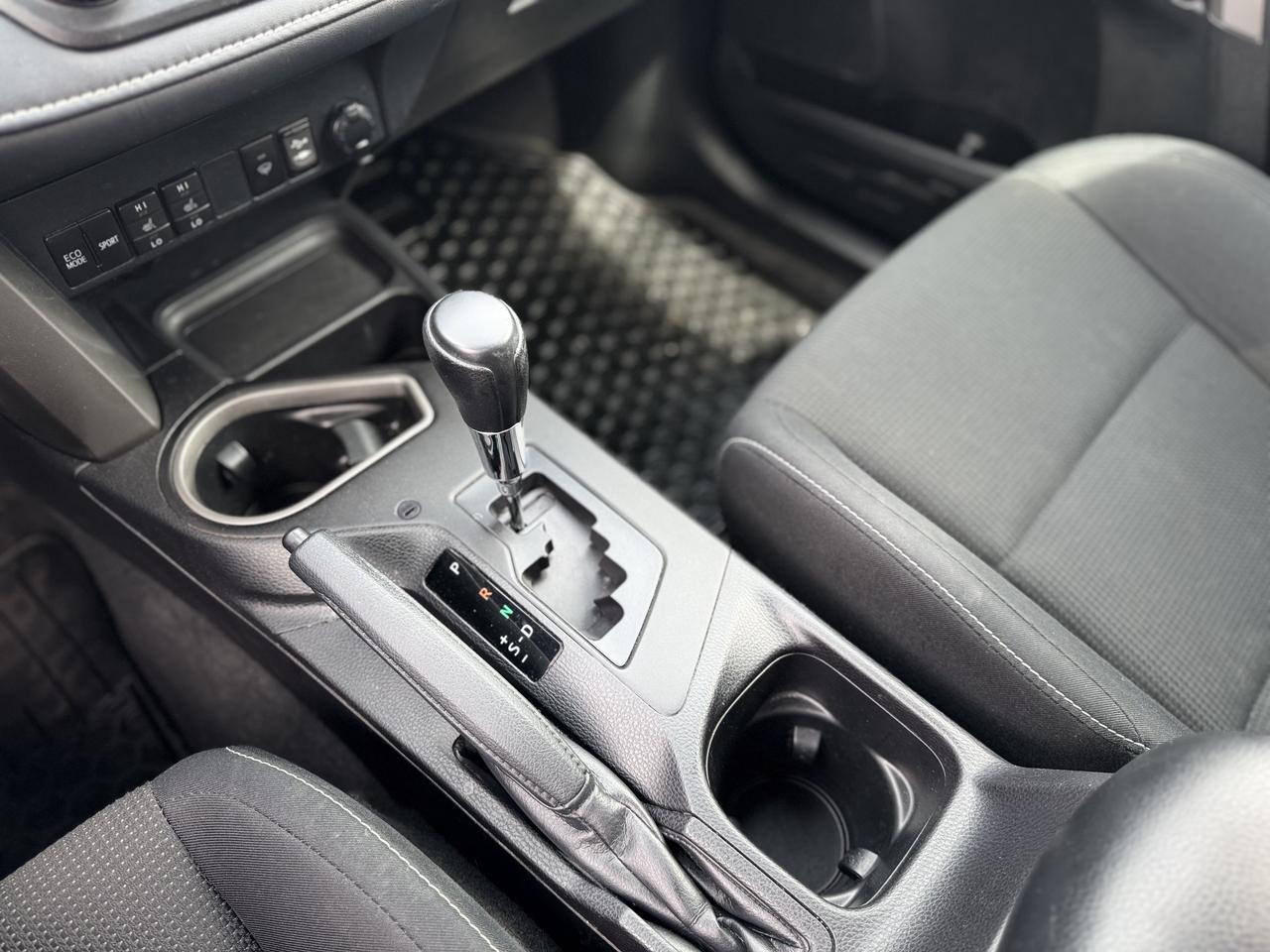 2017 Toyota RAV4 AWD XLE   LOW KMS! Photo