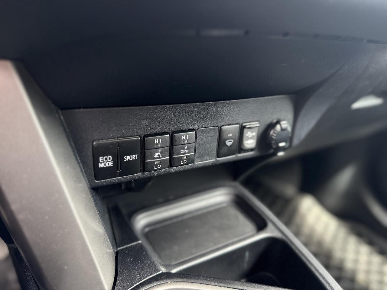 2017 Toyota RAV4 AWD XLE   LOW KMS! Photo