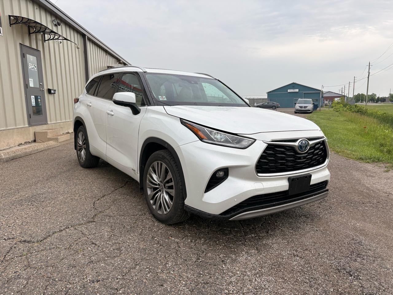 2022 Toyota Highlander Hybrid Limited Photo2