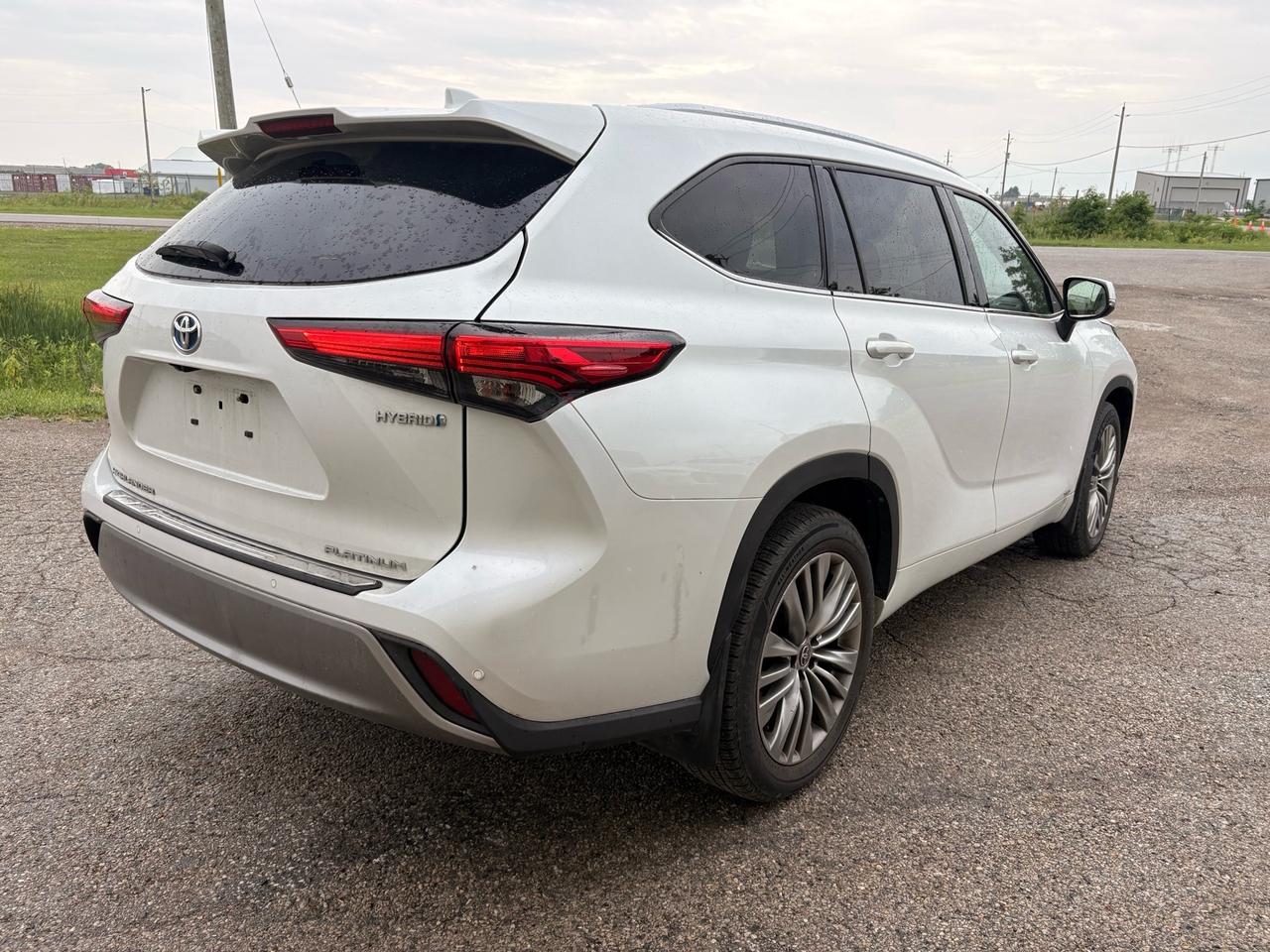 2022 Toyota Highlander Hybrid Limited Photo3