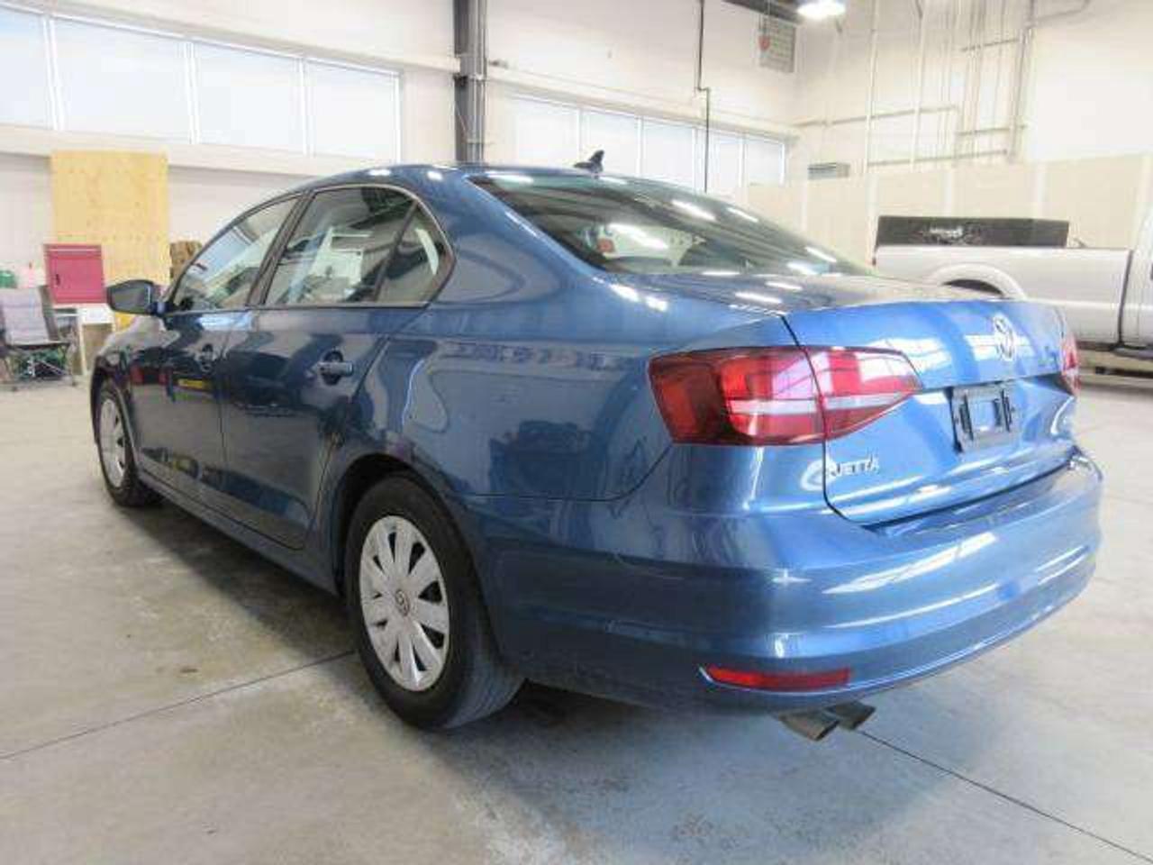 2017 Volkswagen Jetta TRENDLINE+, MANUAL! A/C, APPLE/ANDROID, 132K! Photo