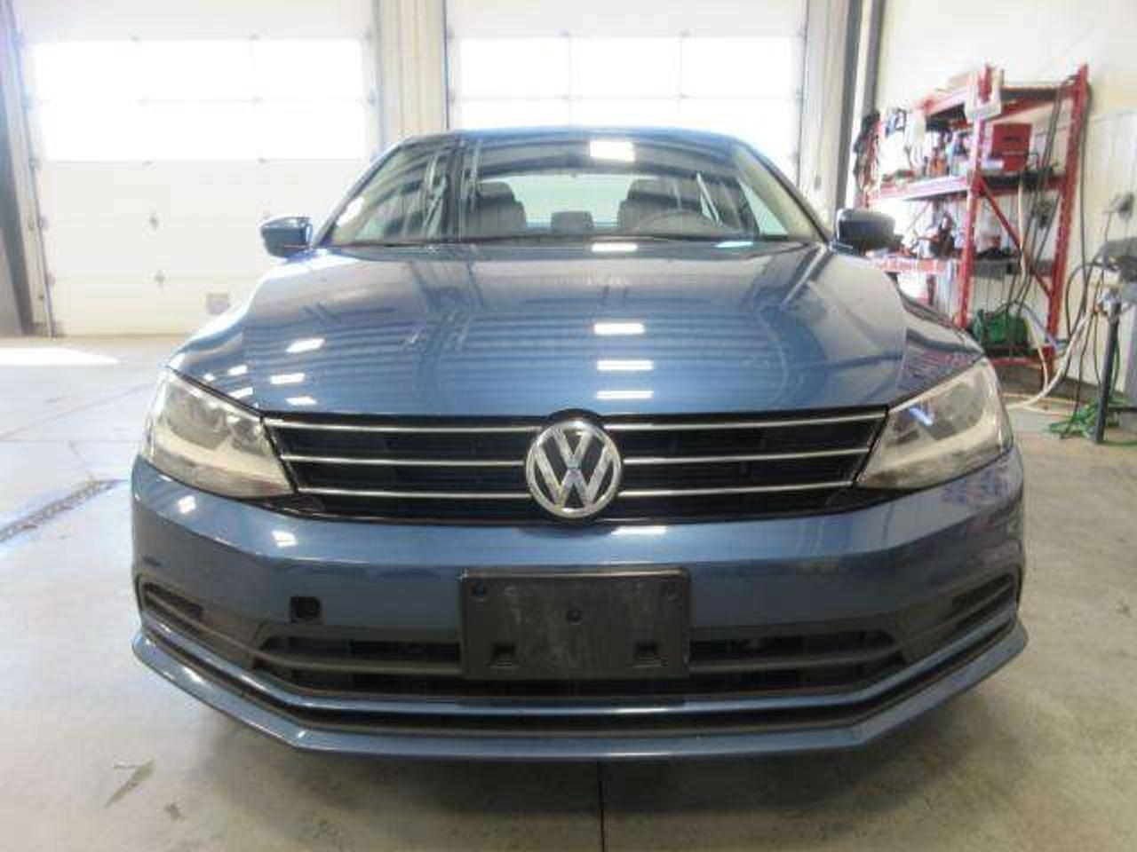 2017 Volkswagen Jetta TRENDLINE+, MANUAL! A/C, APPLE/ANDROID, 132K! Photo
