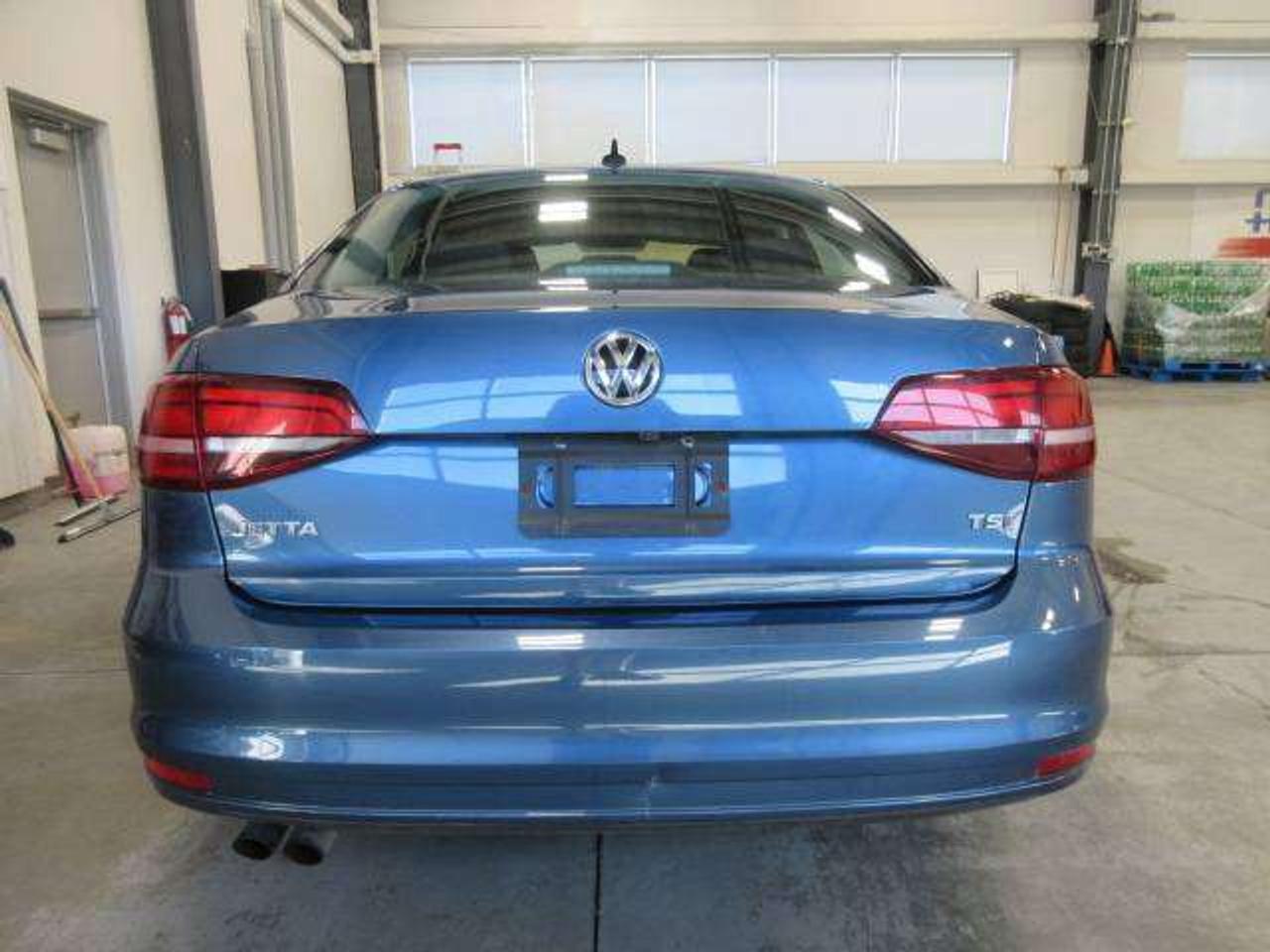 2017 Volkswagen Jetta TRENDLINE+, MANUAL! A/C, APPLE/ANDROID, 132K! Photo