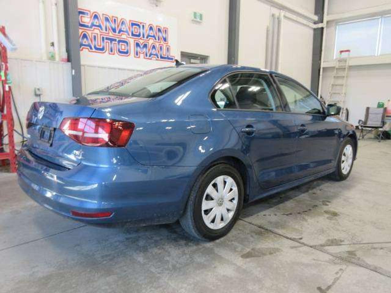 2017 Volkswagen Jetta TRENDLINE+, MANUAL! A/C, APPLE/ANDROID, 132K! Photo