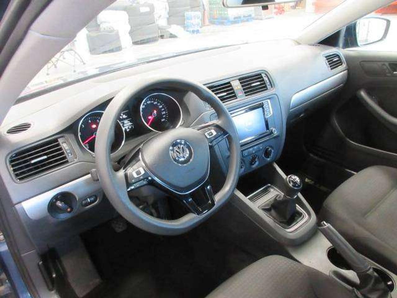 2017 Volkswagen Jetta TRENDLINE+, MANUAL! A/C, APPLE/ANDROID, 132K! Photo