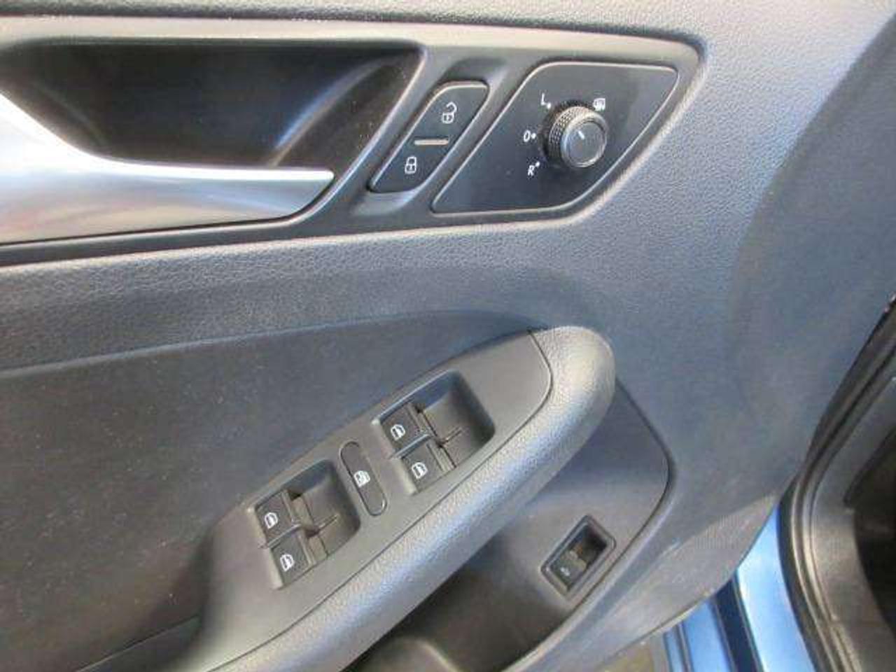 2017 Volkswagen Jetta TRENDLINE+, MANUAL! A/C, APPLE/ANDROID, 132K! Photo