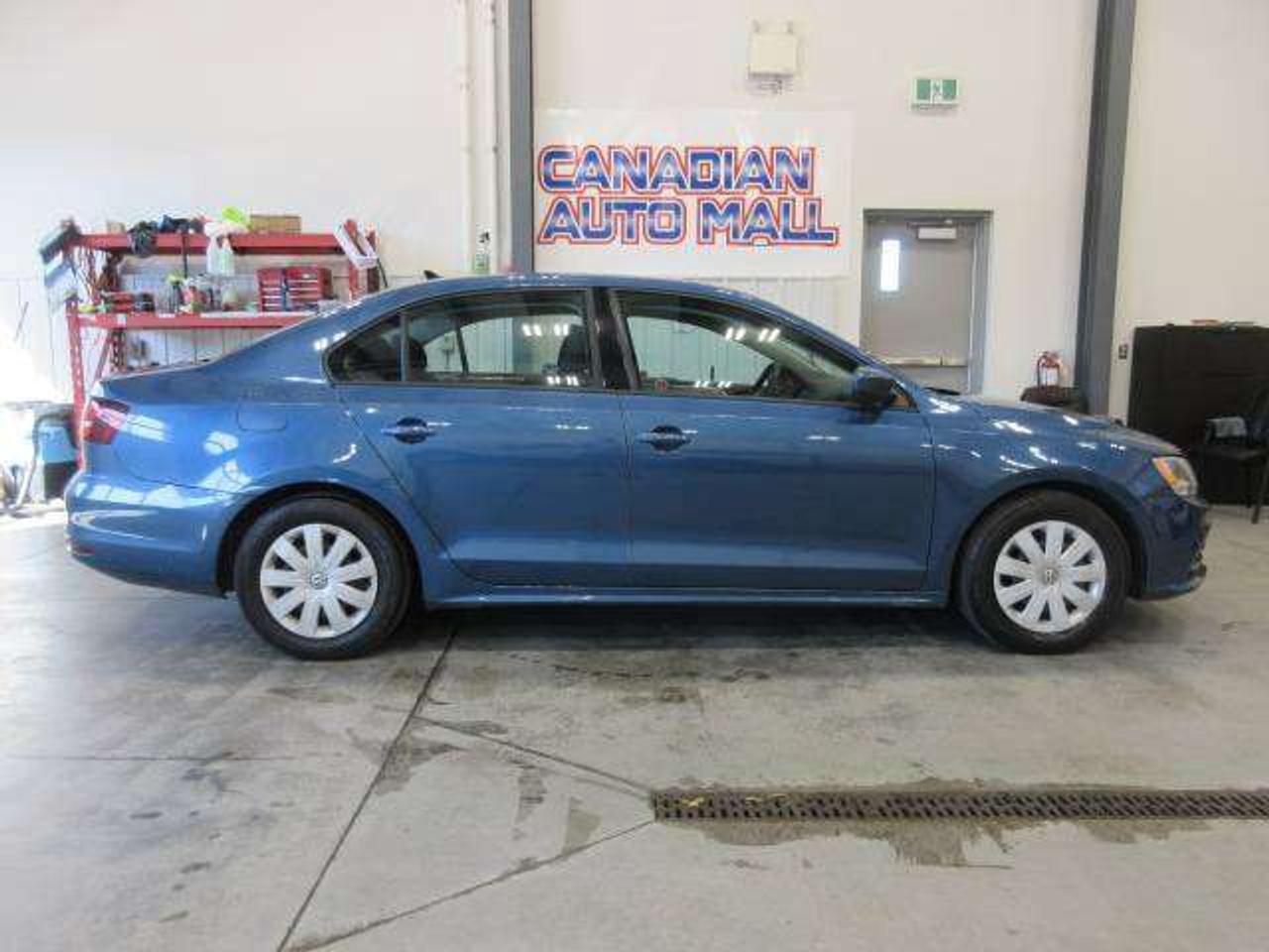 2017 Volkswagen Jetta TRENDLINE+, MANUAL! A/C, APPLE/ANDROID, 132K! Photo