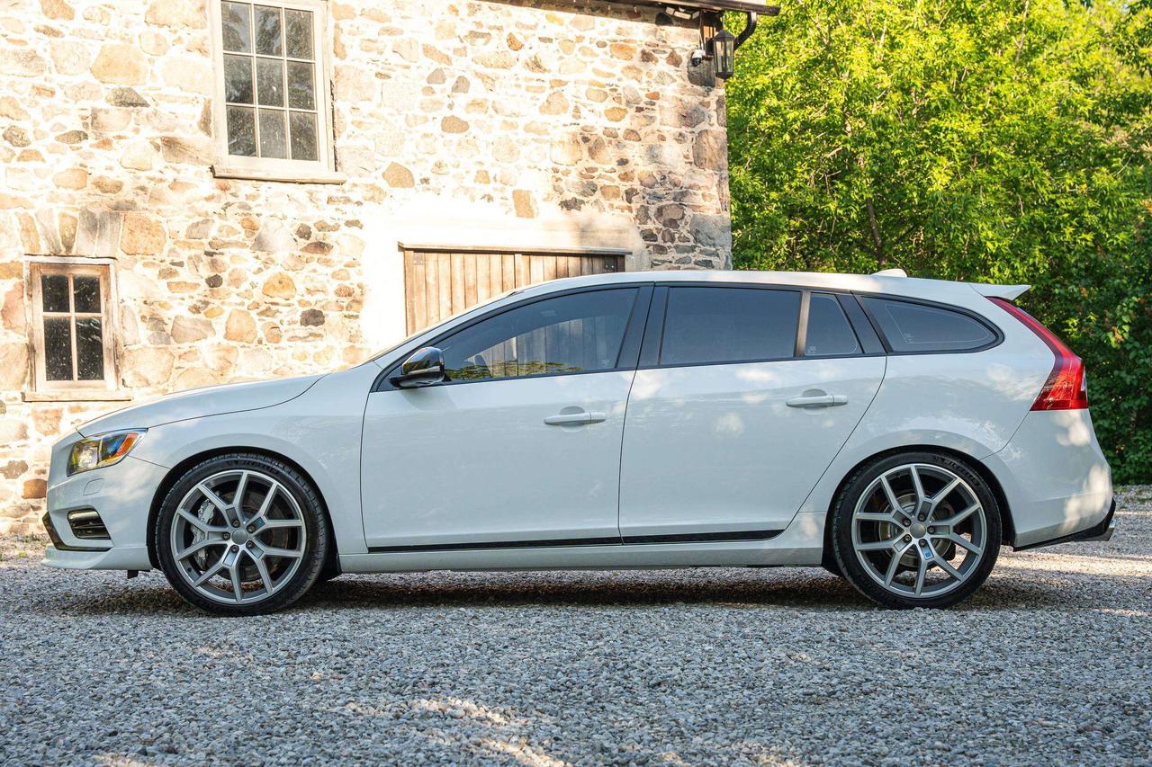 2016 Volvo V60 Clean History   2 Keys   Low KM Photo3