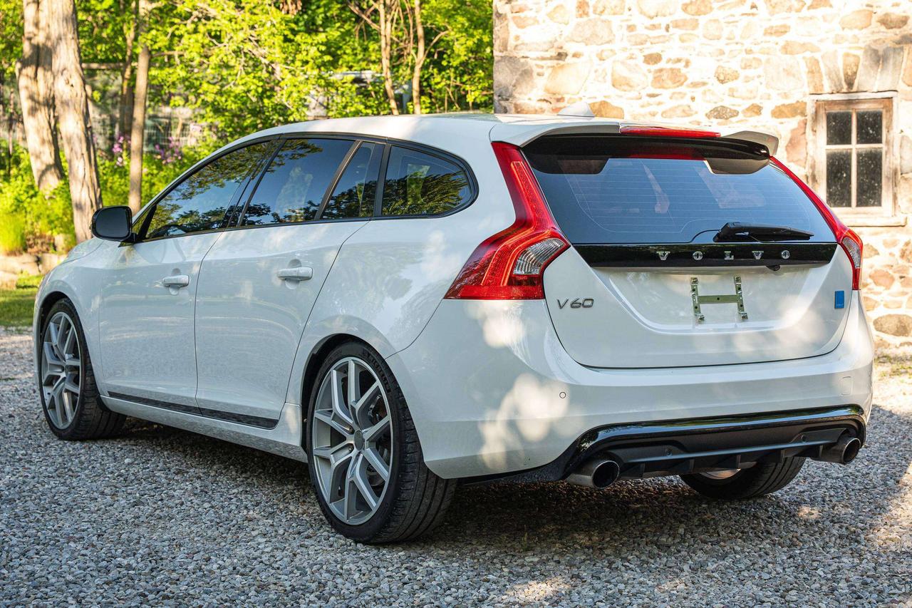 2016 Volvo V60 Clean History   2 Keys   Low KM Photo4