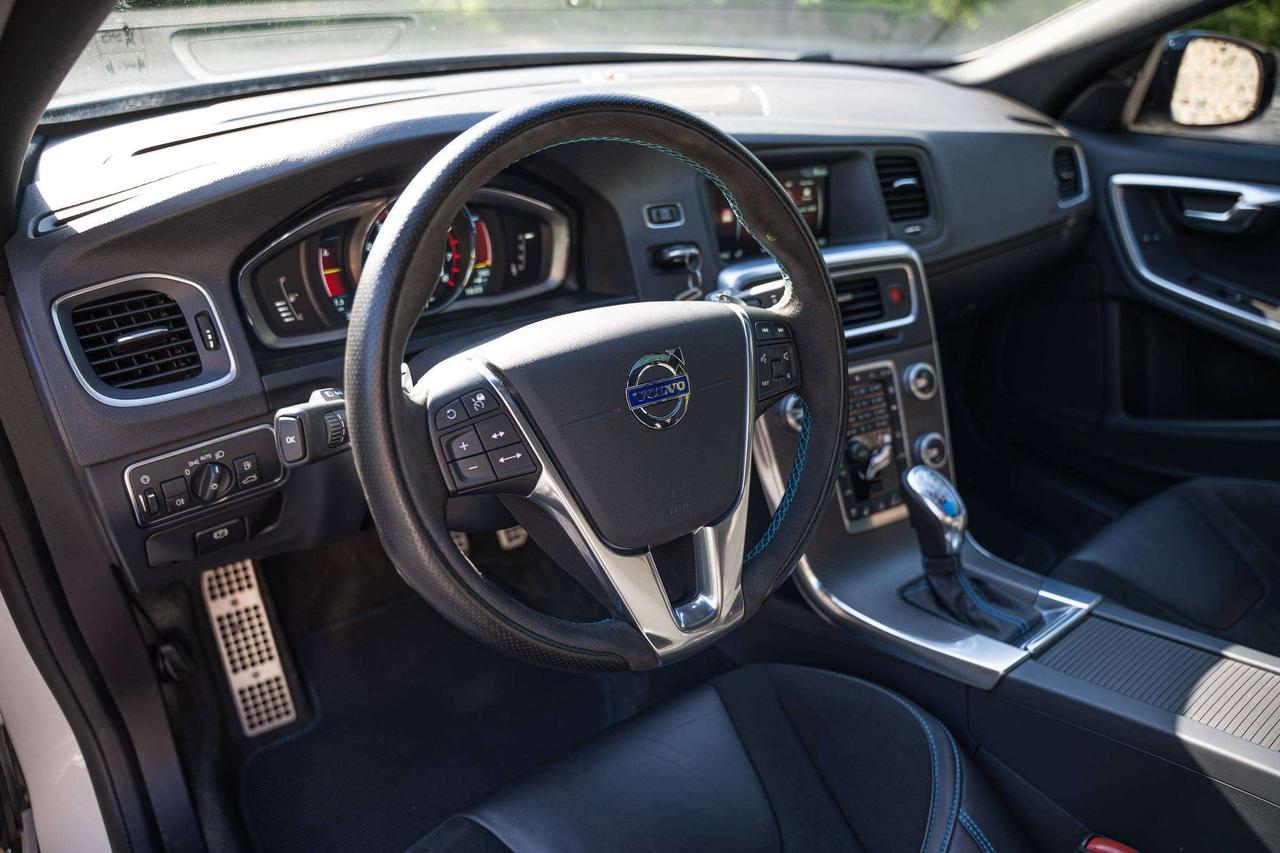 2016 Volvo V60 Clean History   2 Keys   Low KM Photo