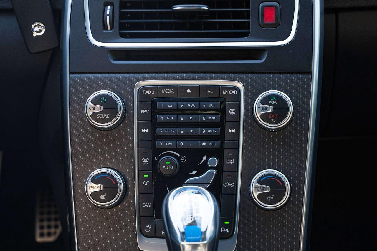 2016 Volvo V60 Clean History   2 Keys   Low KM Photo