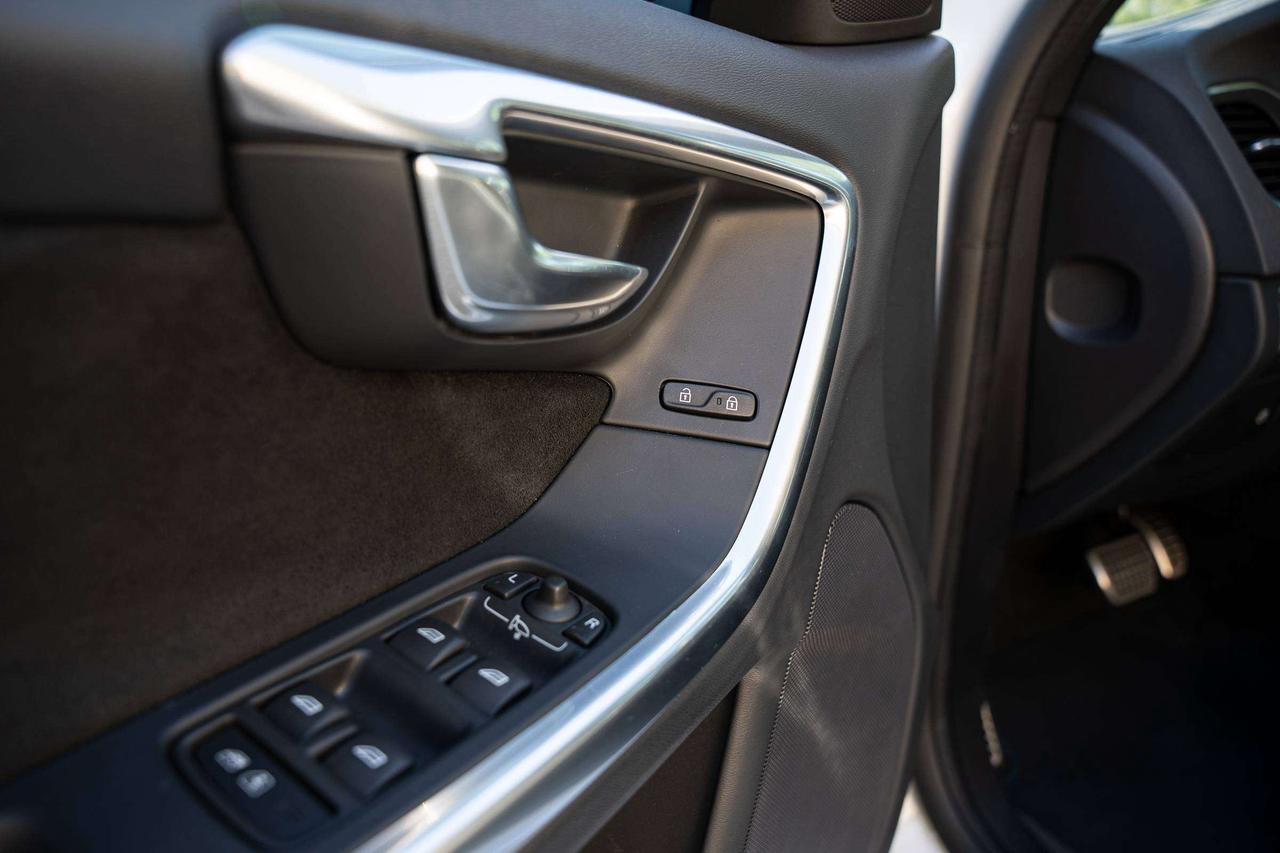 2016 Volvo V60 Clean History   2 Keys   Low KM Photo