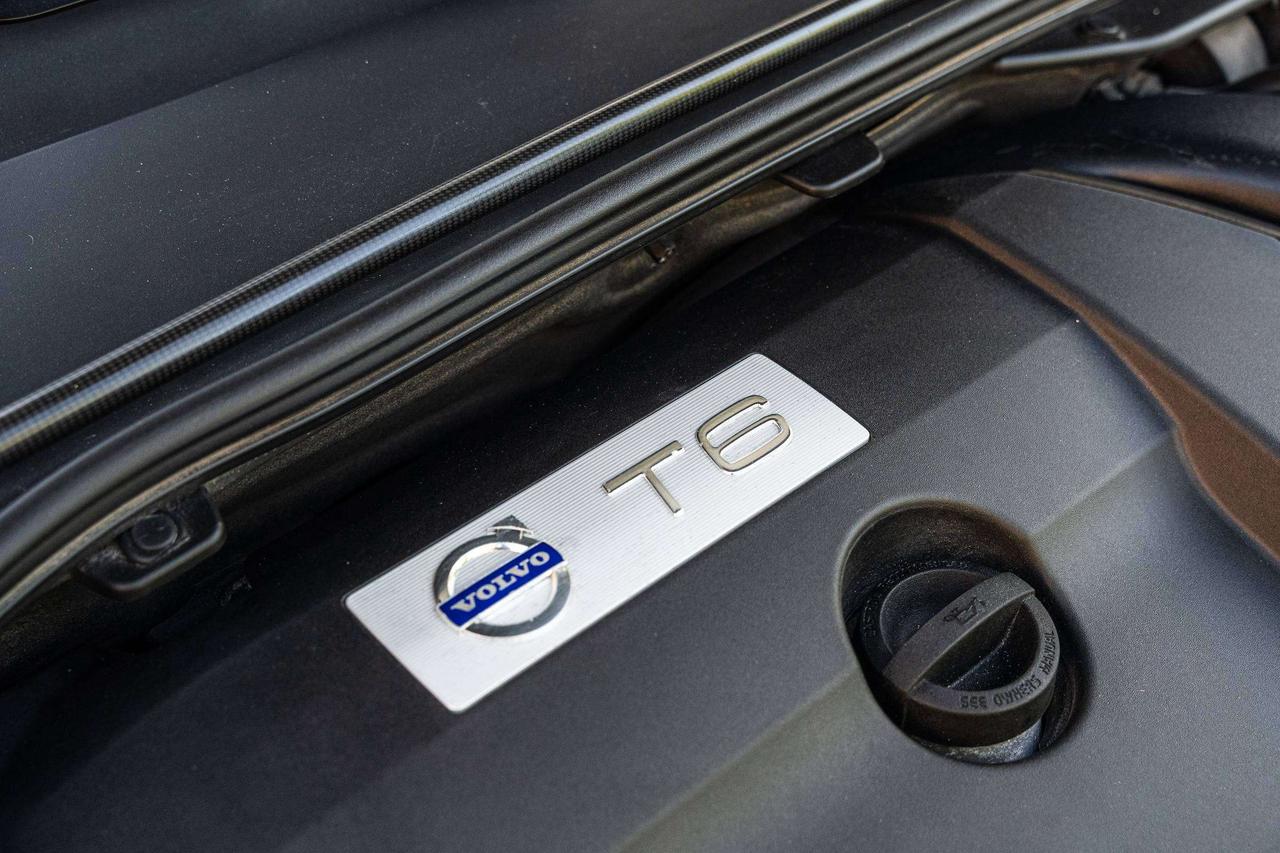 2016 Volvo V60 Clean History   2 Keys   Low KM Photo