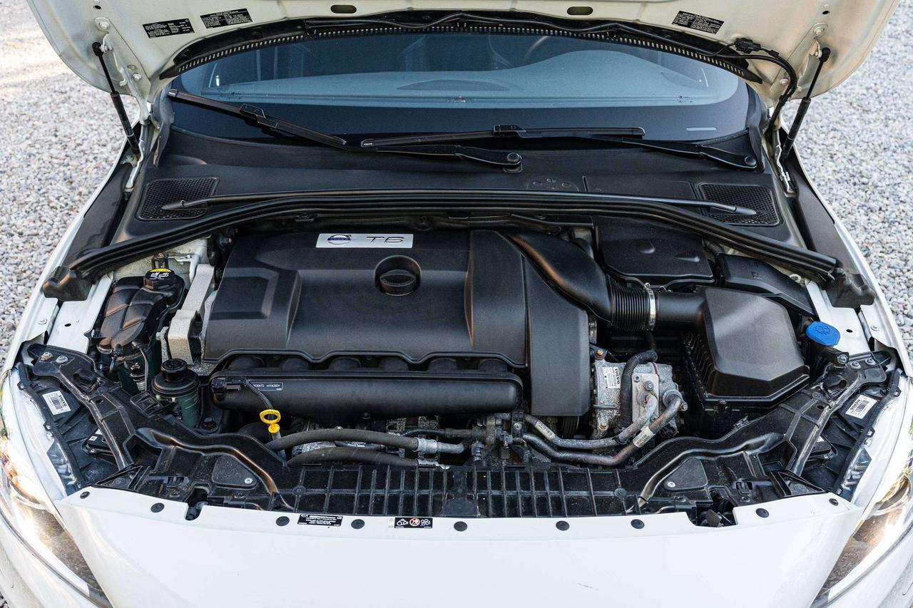 2016 Volvo V60 Clean History   2 Keys   Low KM Photo