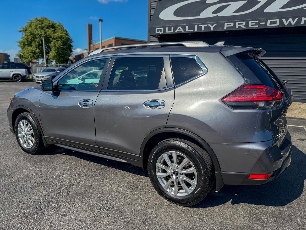 2017 Nissan Rogue SV/BSM/CAMERA/FULL SERVICE RECORDS/REMOTE/ECO ... Photo2
