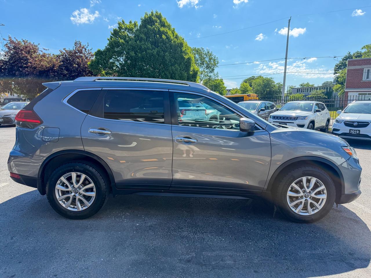 2017 Nissan Rogue SV/BSM/CAMERA/FULL SERVICE RECORDS/REMOTE/ECO ... Photo