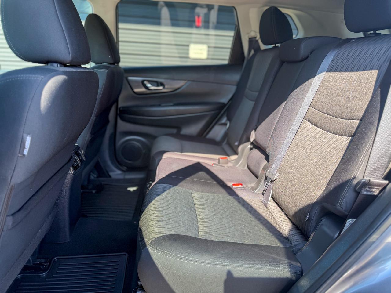 2017 Nissan Rogue SV/BSM/CAMERA/FULL SERVICE RECORDS/REMOTE/ECO ... Photo