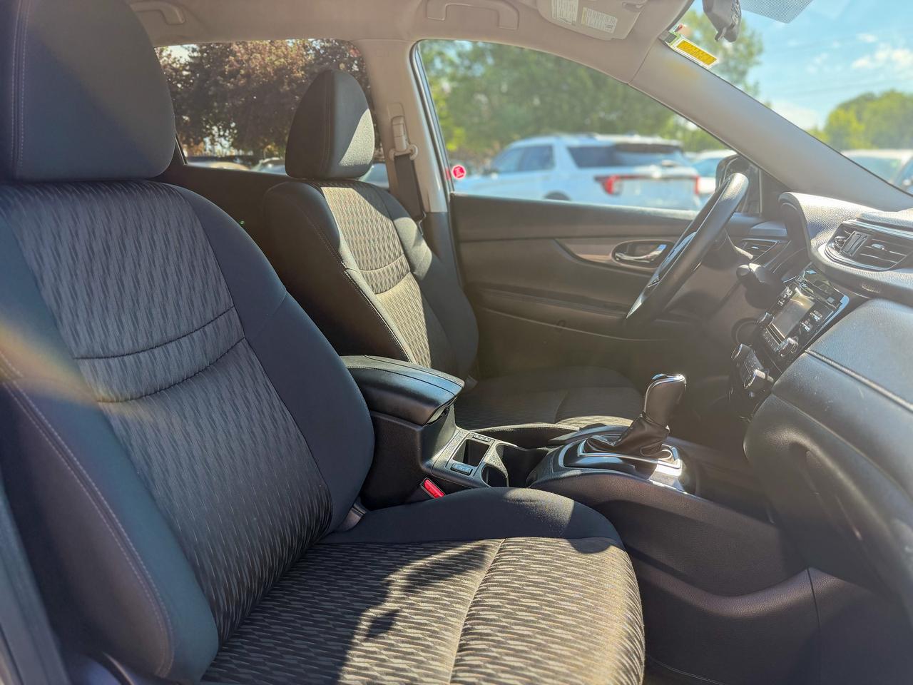2017 Nissan Rogue SV/BSM/CAMERA/FULL SERVICE RECORDS/REMOTE/ECO ... Photo