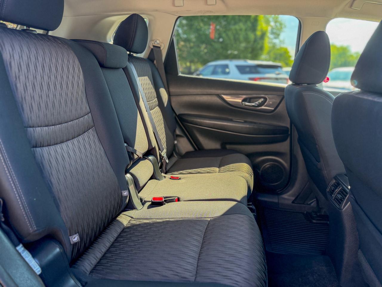 2017 Nissan Rogue SV/BSM/CAMERA/FULL SERVICE RECORDS/REMOTE/ECO ... Photo
