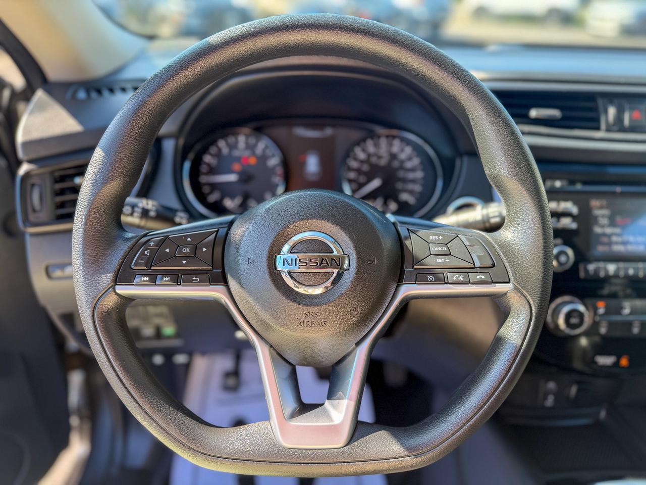 2017 Nissan Rogue SV/BSM/CAMERA/FULL SERVICE RECORDS/REMOTE/ECO ... Photo