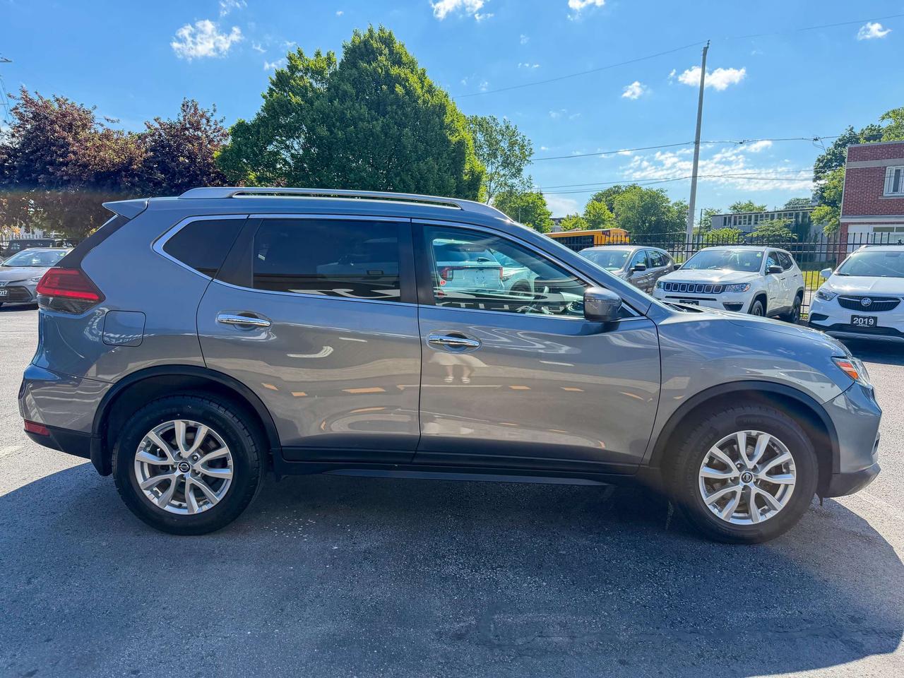 2017 Nissan Rogue SV/BSM/CAMERA/FULL SERVICE RECORDS/REMOTE/ECO ... Photo