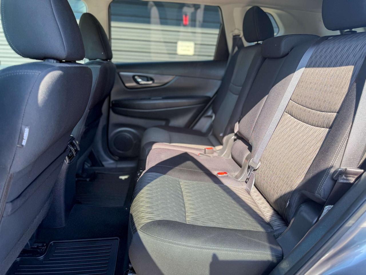 2017 Nissan Rogue SV/BSM/CAMERA/FULL SERVICE RECORDS/REMOTE/ECO ... Photo