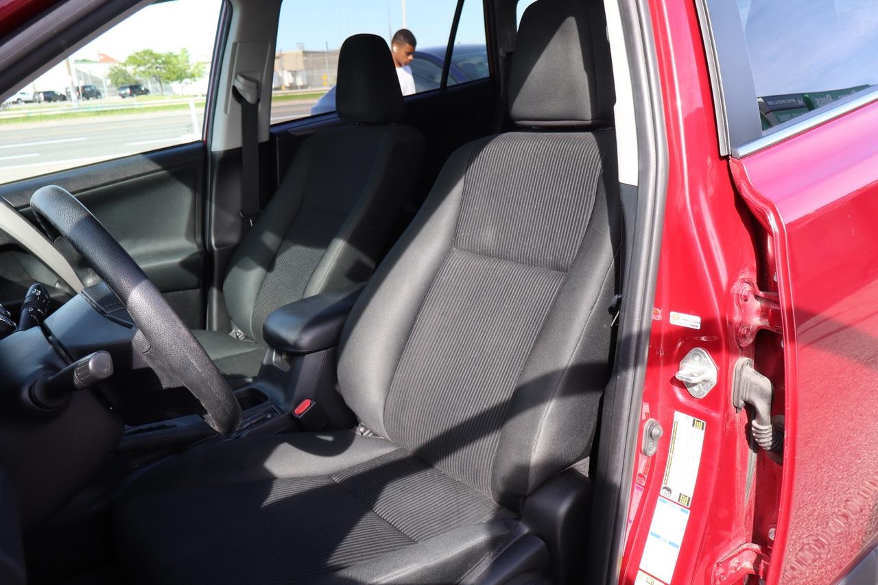 2018 Toyota RAV4 LE AWD Photo