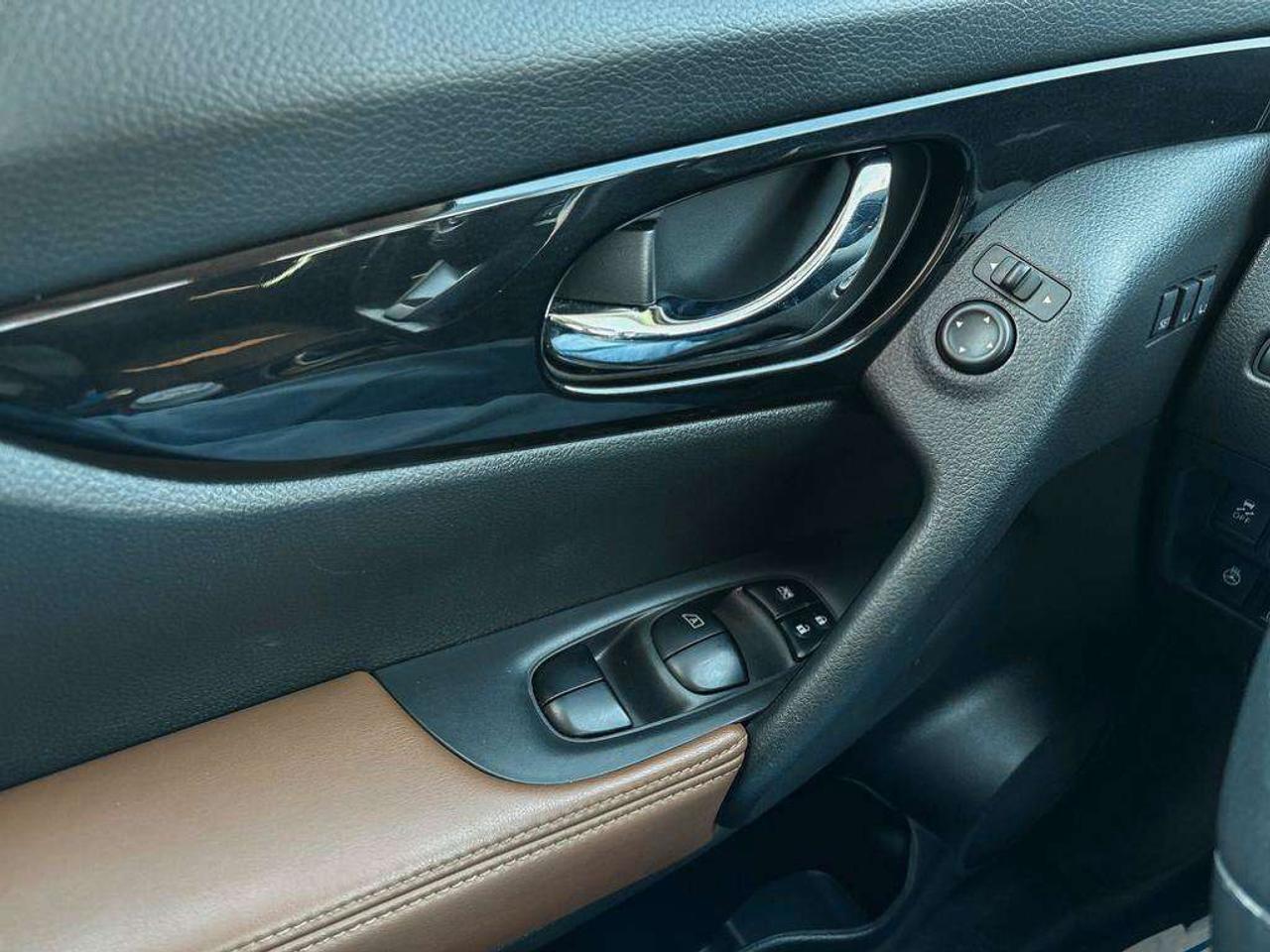 2017 Nissan Rogue SL (AS-IS)  Navigation   Moonroof   Leather Seats Photo