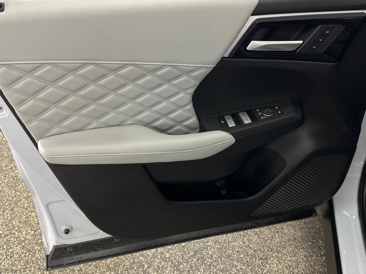 2024 Mitsubishi Outlander Phev GT Photo