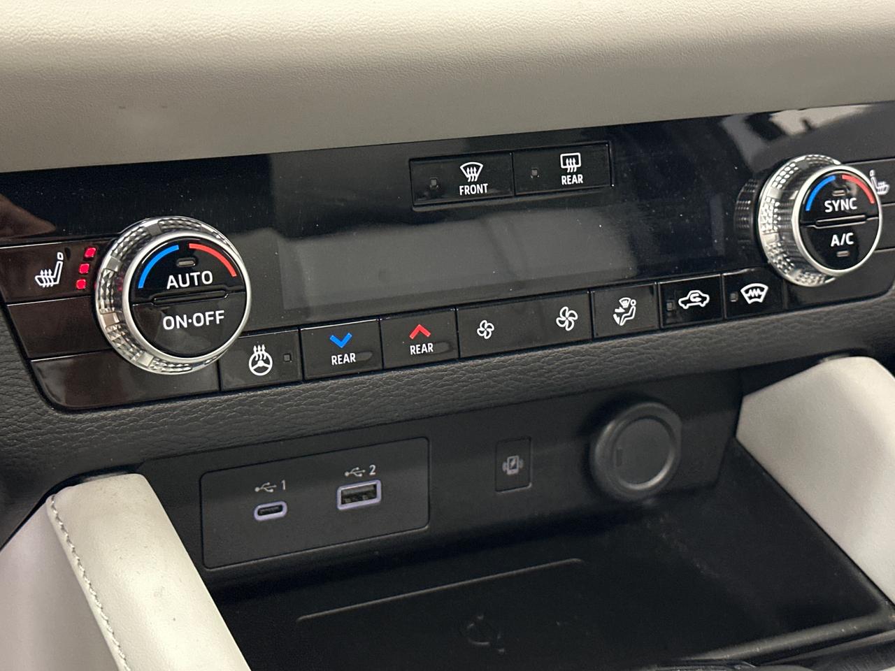 2024 Mitsubishi Outlander Phev GT Photo