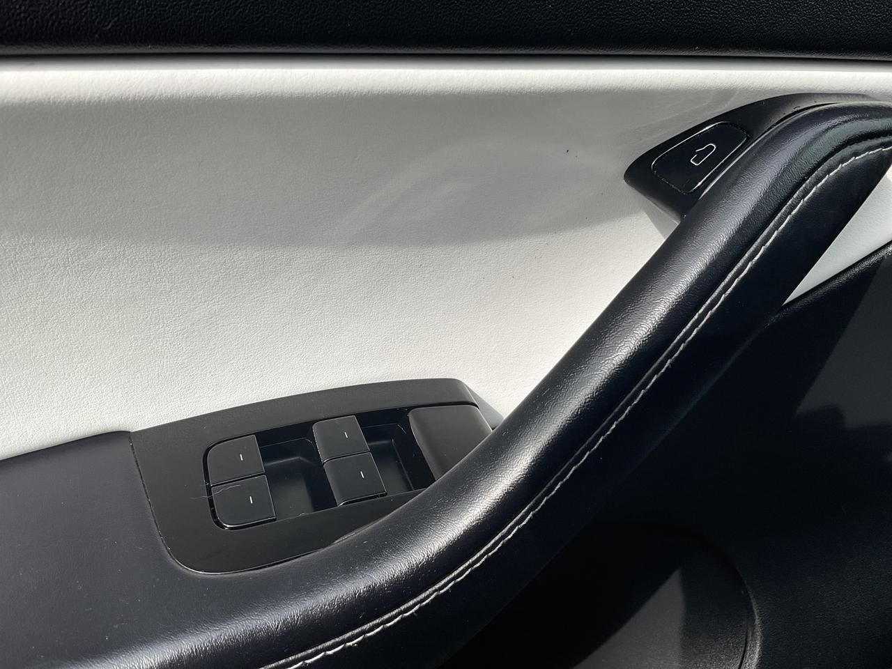 2021 Tesla Model Y Long Range - WHITE LEATHER! NAV! CAMERAS! EV RATES Photo