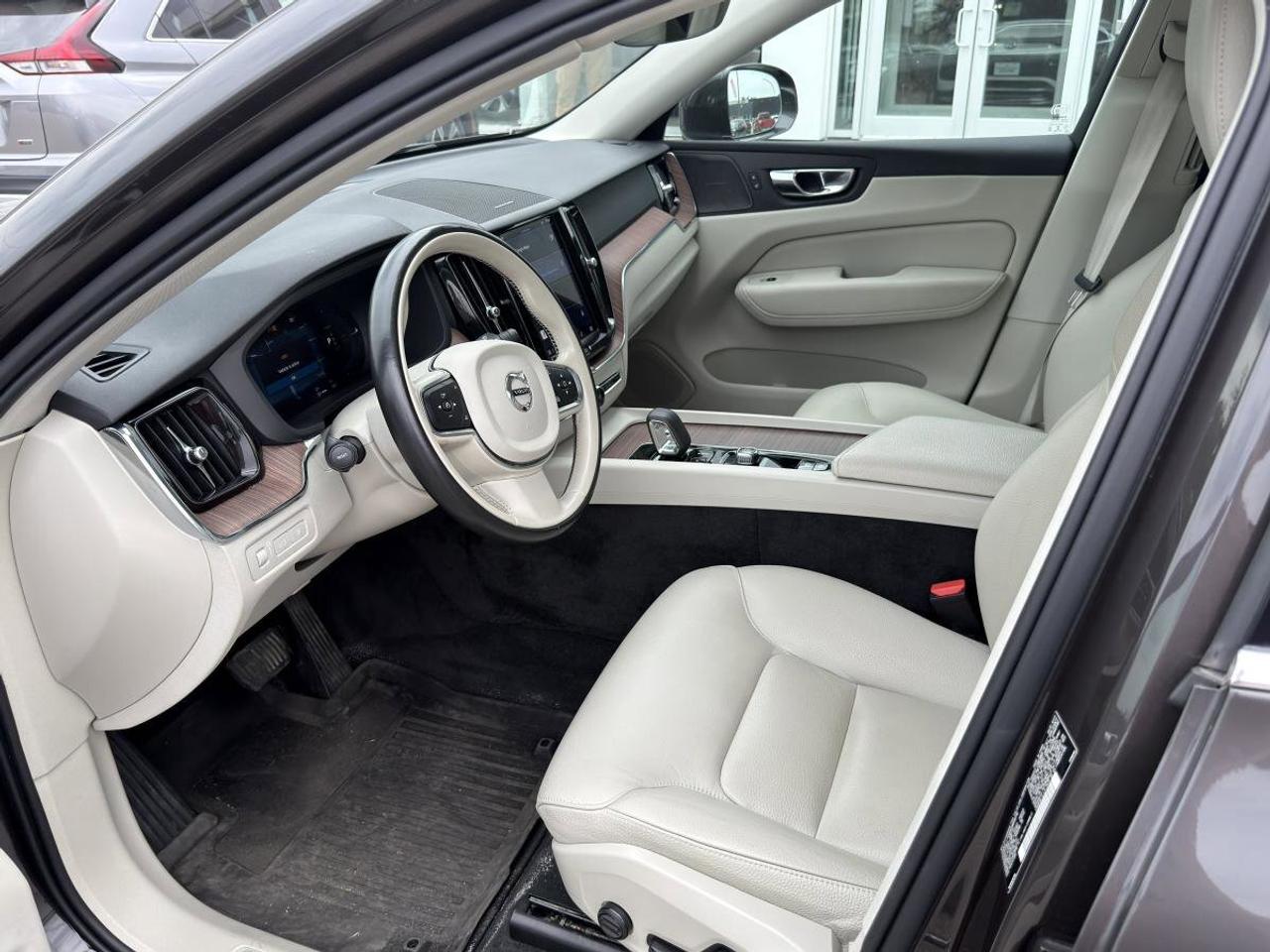 2022 Volvo XC60 Recharge T8 eAWD PHEV Inscription Expression Extended Range Photo