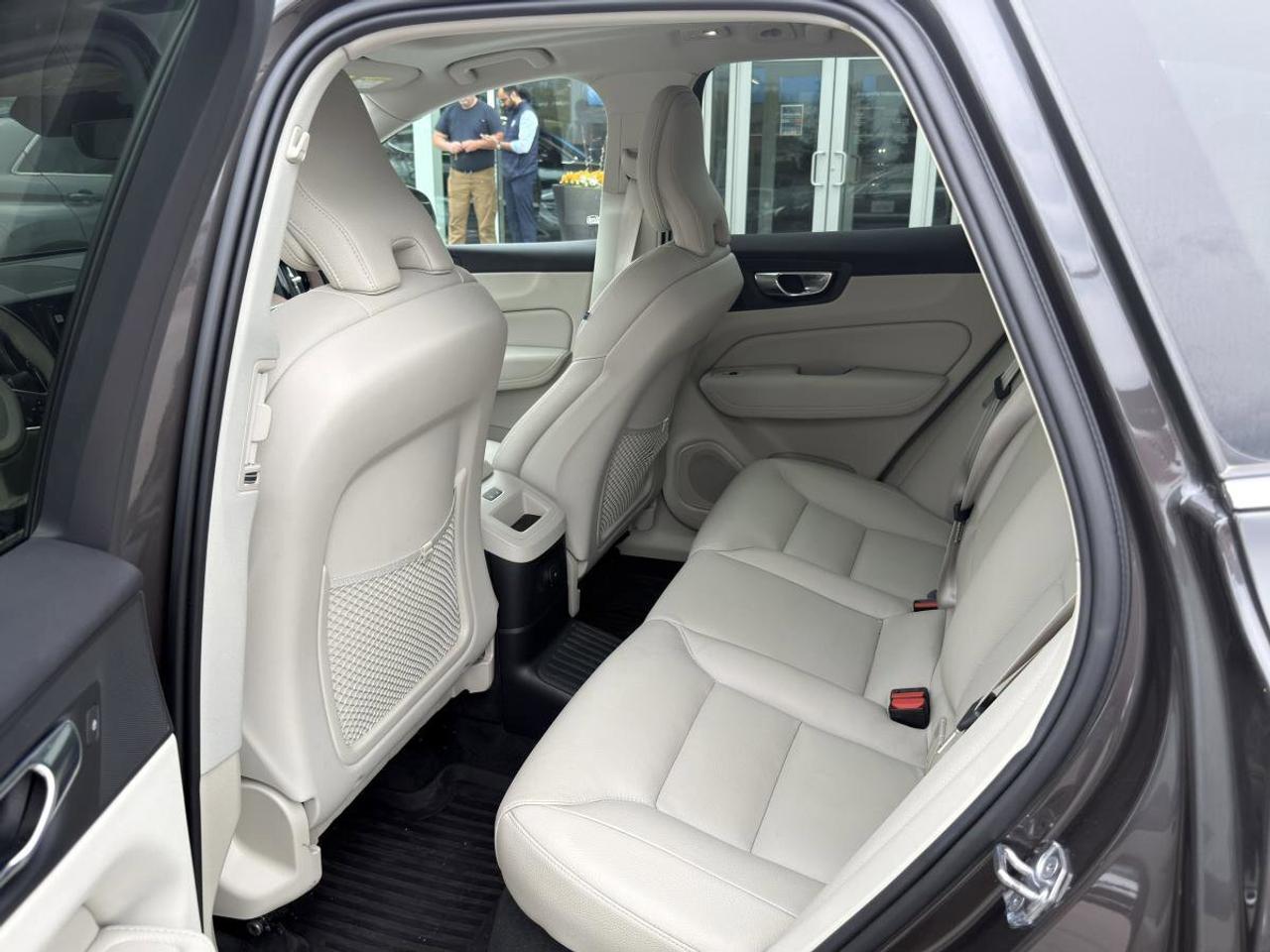 2022 Volvo XC60 Recharge T8 eAWD PHEV Inscription Expression Extended Range Photo