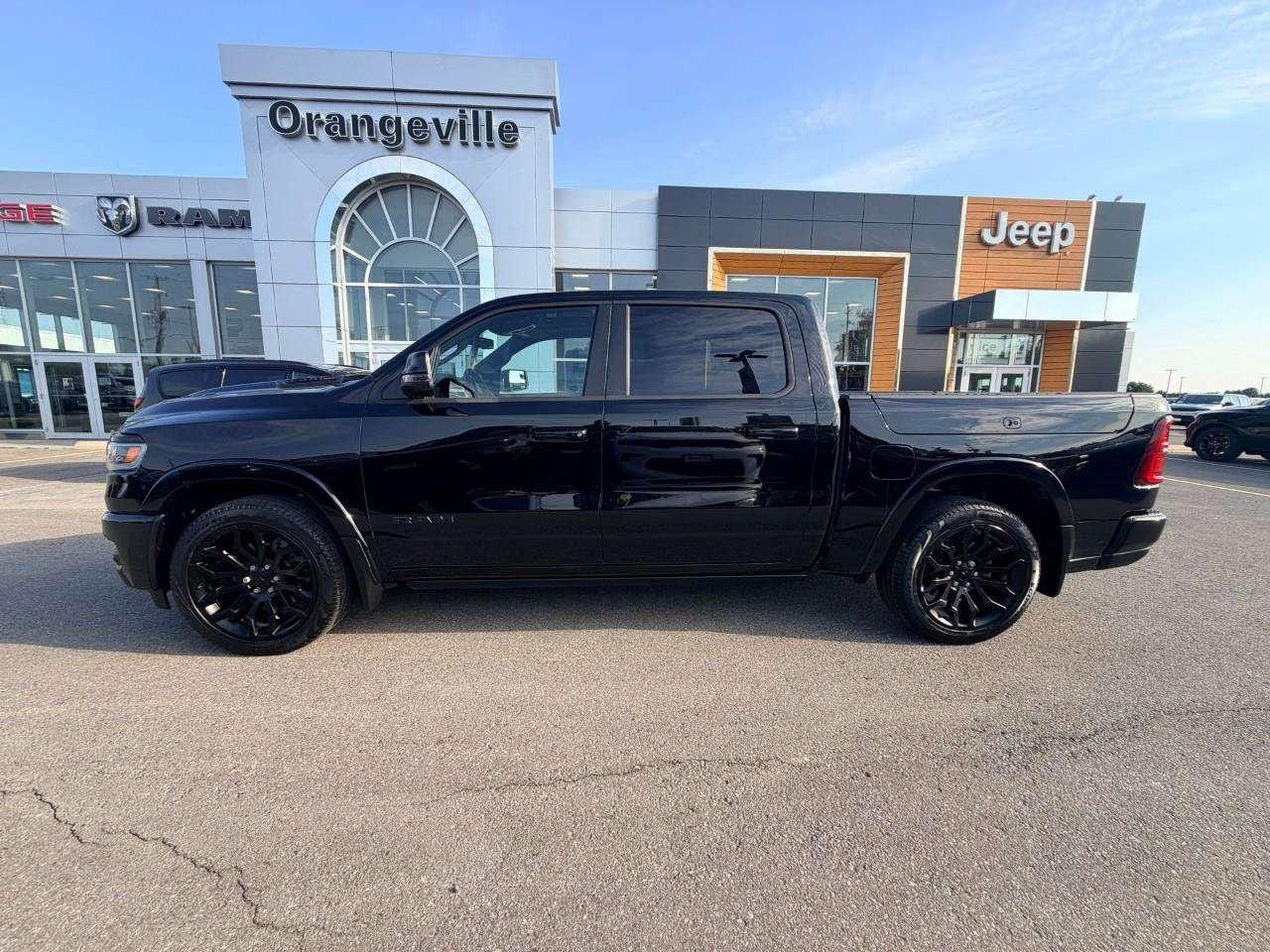 2025 RAM 1500 LIMTED NIGHT, 3.6L V6, 4X4, ALLOYS, LEATHER, NAV, 1-OWNER, CERTIFIED PREOWNED! Photo3