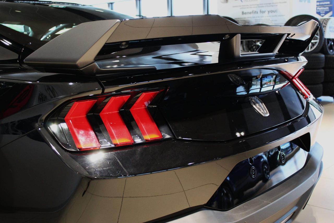 2025 Ford Mustang Dark Horse like NEW ONLY 750KM! Photo