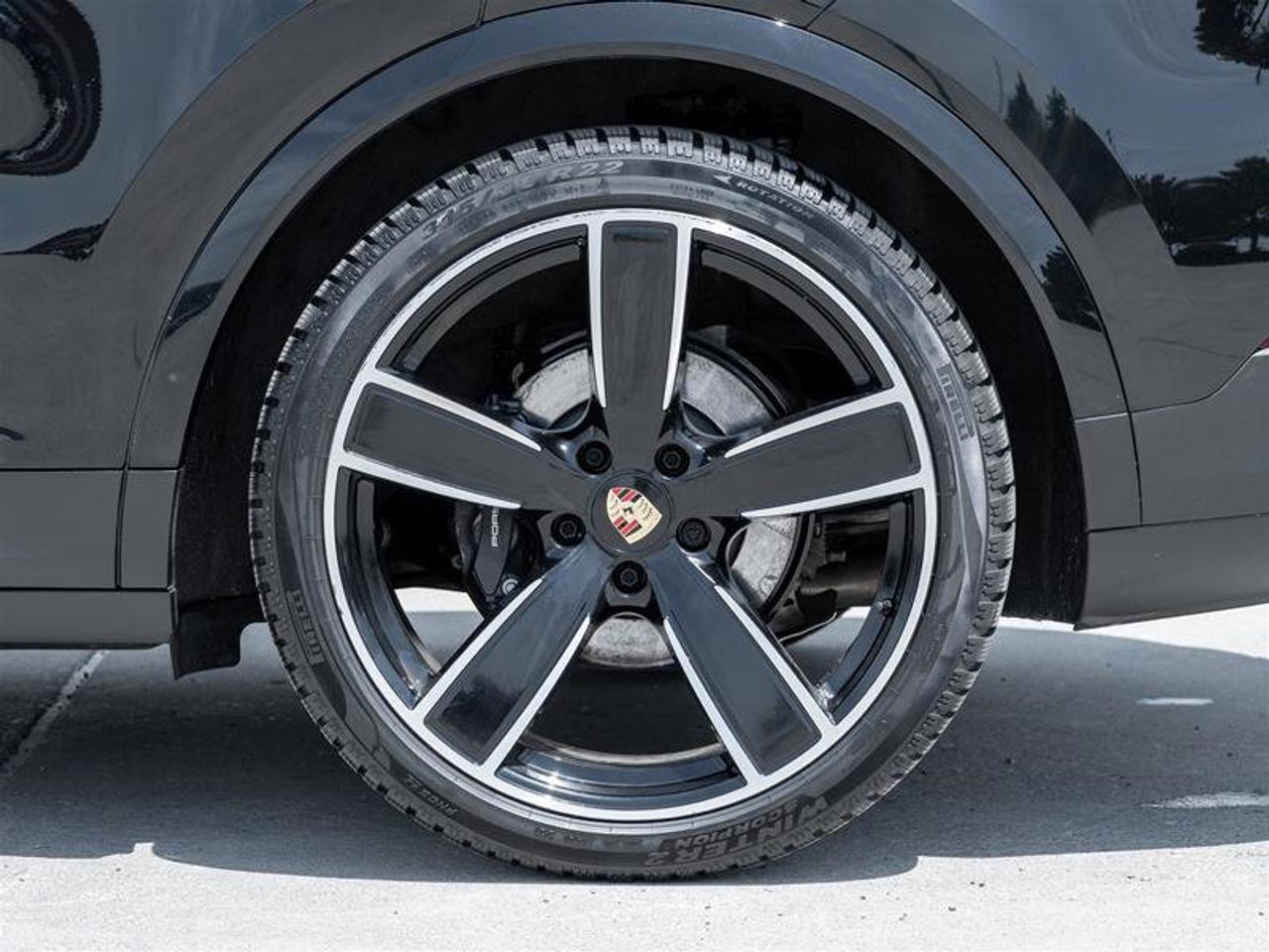 2023 Porsche Cayenne Platinum Edition Coupe AWD Performance Pkg Power S Photo