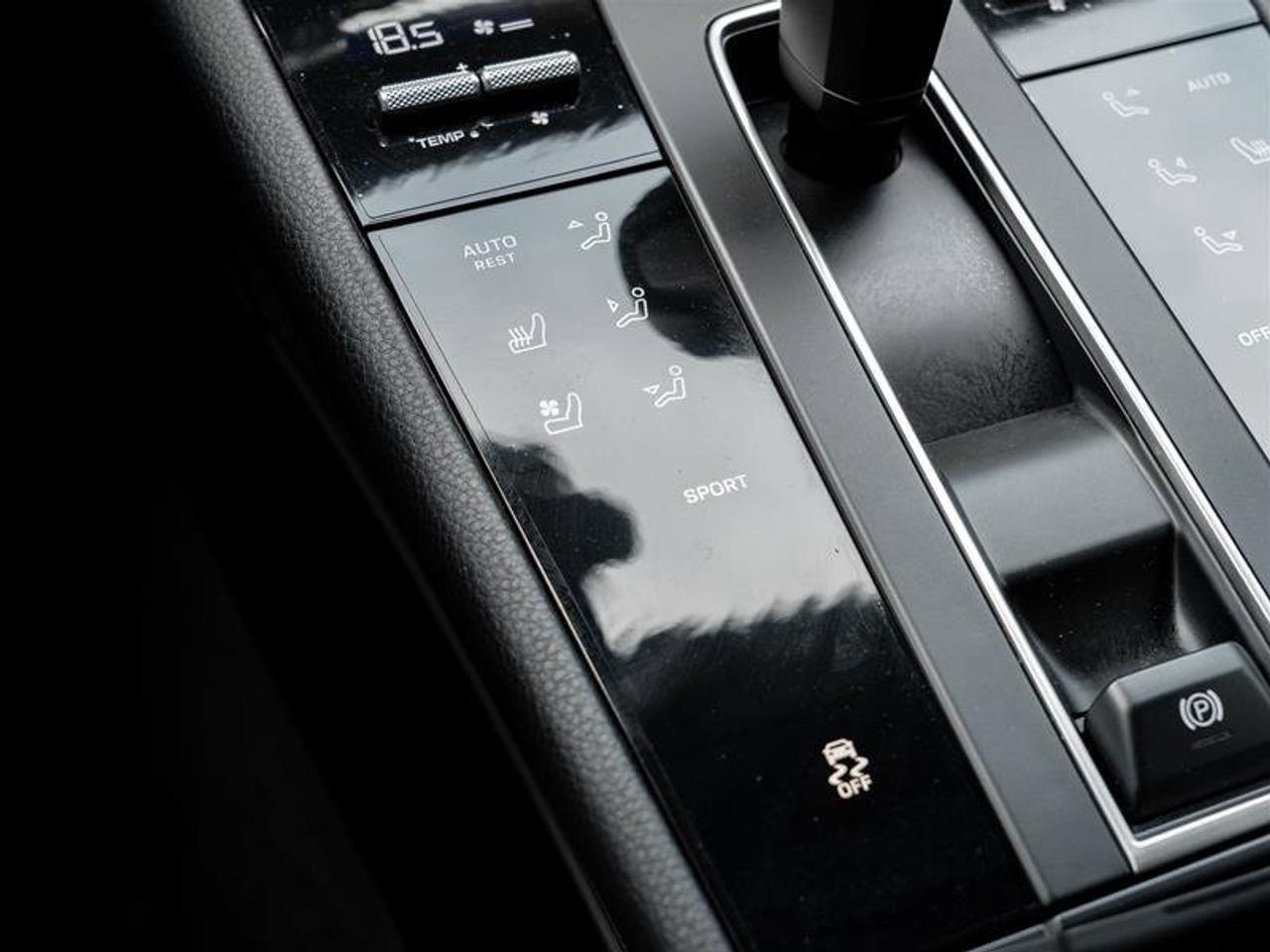 2024 Porsche Macan AWD Premium Pkg Plus Exterior Pkg in Exterior Colo Photo