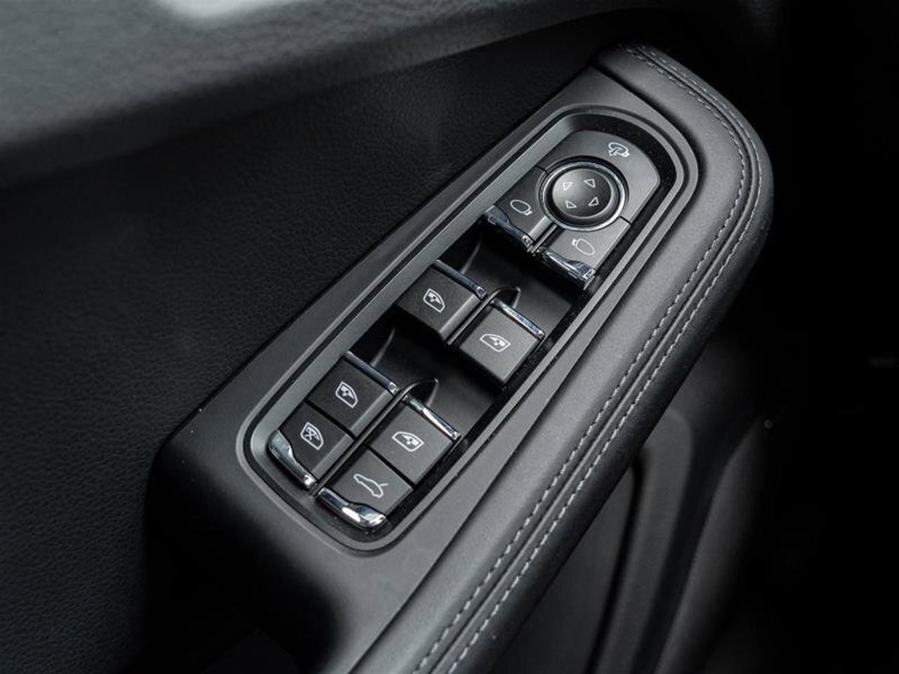 2025 Porsche Macan AWD Premium Pkg Plus 20 Macan S Wheels in Highly P Photo